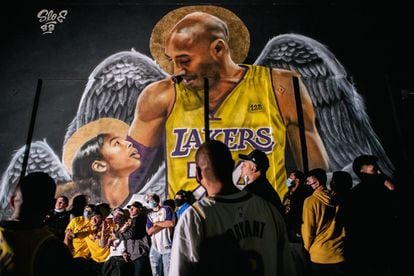 Los Ángeles Lakers se alzaron en la madrugada de este lunes con el título de campeones de la NBA. El anillo llega una década después de su último título y en el año de la muerte del icónico exjugador del equipo, Kobe Bryant, que falleció en enero a causa de un accidente de helicóptero. La final, en la que los Lakers se impusieron 106-93 a los Miami Heat, sirvió de homenaje para Bryant en un final de temporada atípico, pues los encuentros se celebran sin espectadores como medida de prevención contra la pandemia de coronavirus.