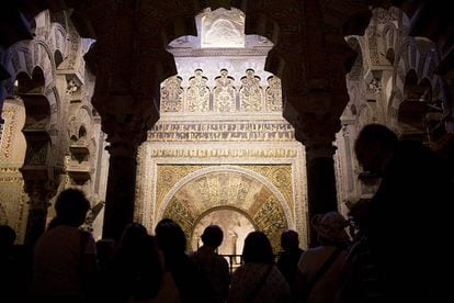 Un grupo de visitantes observa desde la macsura, espacio destinado al califa, el mihrab de la mezquita de Córdoba.