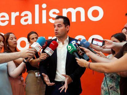 El líder de Ciudadanos en la Comunidad de Madrid, Ignacio Aguado, atiende a los medios de comunicación este domingo en la sede del partido.
