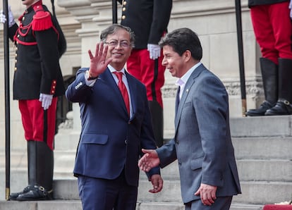 Gustavo Petro saluda a Pedro Castillo antes de un encuentro presidencial en Lima, el 29 de agosto de 2022.