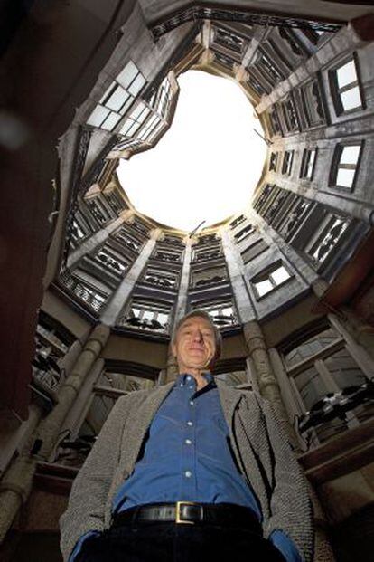 Julian Barnes, ayer en el patio interior de La Pedrera.