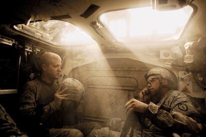 IRAQ. Baghdad, Iraq. June 2008. American soldiers inside a Stryker fighting vehicle return to base after a patrol in western Baghdad.    ----PIEFOTO----    Soldados estadounidenses patrullan el camino entre la capital iraquí y el aeropuerto.