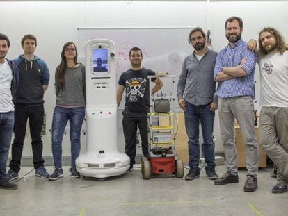El equipo del Service Robotics Lab (Laboratorio de Robótica de Servicios) de la Universidad Pablo de Olavide (UPO) de Sevilla, con Teresa y otros robots del centro. En vídeo, reportaje sobre el equipo.