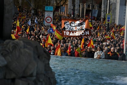 Manifestantes muestran una pancarta con las imágenes de Oriol Junqueras, Pablo Iglesias, Arnaldo Otegi y Pedro Sánchez.

