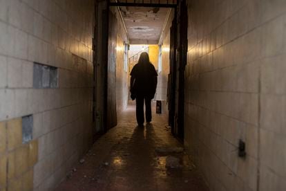 Rufina Galindo camina por el interior de su edificio, donde espera en casa de su hija un nuevo desalojo. 