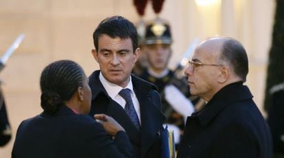 El primer ministro franc&eacute;s, Manuel Valls, conversa con la ministra de Justicia, Christiane Taubira, y el ministro del Interior, Bernard Cazeneuve.