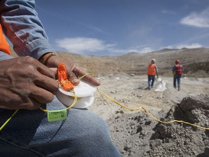 Un trabajador prepara una carga para una explosión controlada en la mina La Caridad, de Grupo México, en Sonora.
