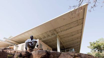 Es el primer arquitecto africano, nació en Burkina Faso, en ganar el Premio Pritzker, gracias a su trabajo “que empodera y transforma las comunidades a través del proceso de la arquitectura”.