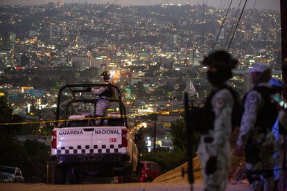 Guardia Nacional custodiando el perímetro durante un homicidio en la Colonia Libertad, en Tijuana, el 18 de agosto.