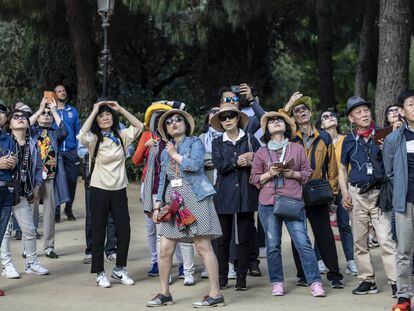 Turistas en el entorno de la Sagrada Familia, ayer, en Barcelona.