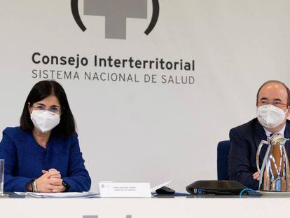 La ministra de Sanidad, Carolina Darias, y el ministro de Política Territorial, Miquel Iceta, en el Consejo Interterritorial de Salud de este jueves en Madrid.