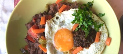 Solo necesitas una sartén y un tenedor.