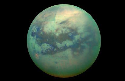 Las nubes de Titán, la mayor luna de Saturno, en la imagen compuesta captada por la sonda 'Cassini', están formadas por hidrocarburos que se precipitan como una llovizna de metano.