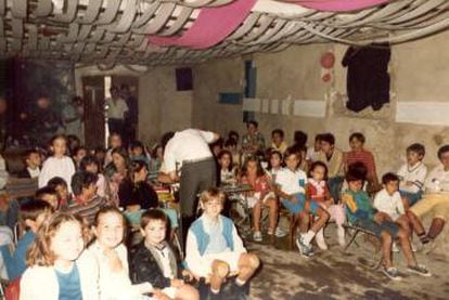 A la derecha, proyección de cine infantil a mediados de los ochenta en la discoteca La Pocilga, en Tartanedo.