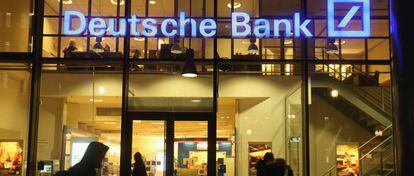 Foto de una fachada de una oficina de Deutsche Bank