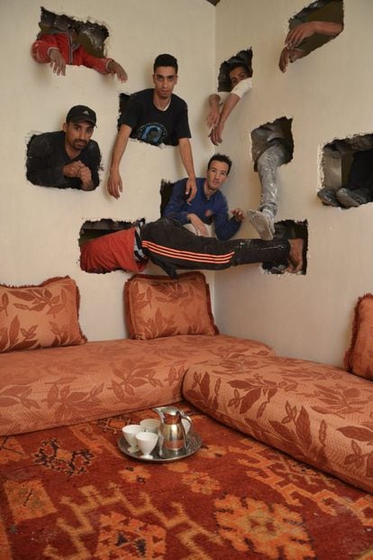 Una fotografía del artista marroquí Hicham Benohoud de la serie 'The Hole'.