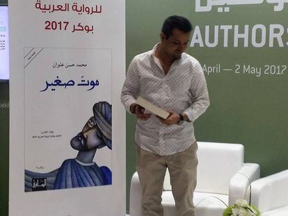 Mohammed Alwan, ganador del último IPAF, en la Feria del Libro de Abu Dhabi.