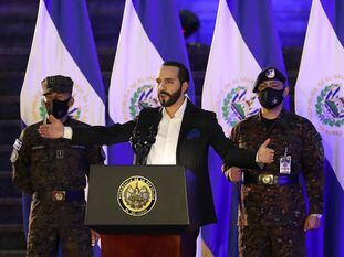 Nayib Bukele participa junto al Alto mando de la Fuerza Armada en un acto de incorporación de nuevos soldados en San Salvador el 19 de julio.