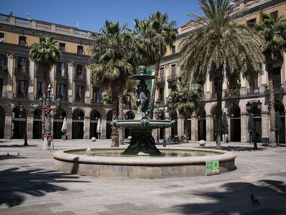 La plaza Reial de Barcelona, prácticamente vacía por el confinamiento.