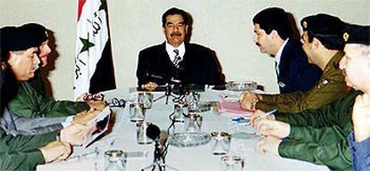 Sadam Husein se reúne con su ministro de Defensa, Sultán Hashim Ahmed (izquierda), y el resto de su cúpula militar, ayer en Bagdad.