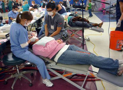 Estudiantes de Odontología atienden a los pacientes de la clínica móvil en Grundy, Virginia.