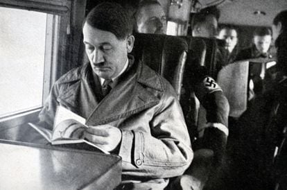 Adolf Hitler lee en el interior de un avión, en una imagen sin fechar.