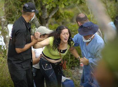 La madre de un joven supuestamente asesinado por el Ejército colombiano en Ocaña (noreste), durante la exhumación de su cadáver en septiembre.