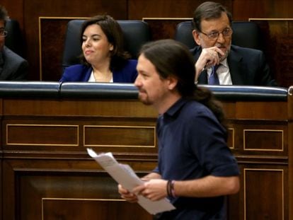 Pablo Iglesias pasa delante de Mariano Rajoy, este miércoles.