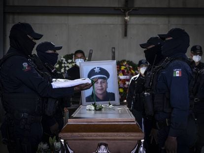 Miembros de la policía estatal junto al féretro de uno de los tres elementos asesinados por el crimen organizado en Zacatecas, el 26 de agosto de 2021.