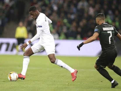 Kondogbia conduce un balón delante de Wanderson.