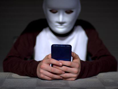 El anonimato que parece bridar la red es parte de lo que atrae a los adolescentes a estas actividades