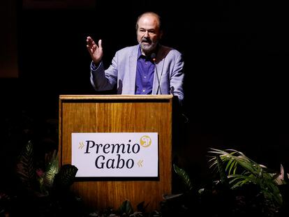 El periodista y escritor mexicano, Juan Villoro, agradece el Premio Gabo a la Excelencia, el pasado día 22 en Bogotá.
