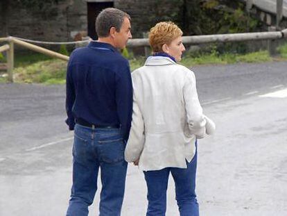 Zapatero y su esposa, Sonsoles Espinosa, en Villanueva de los Osos (Asturias), en octubre.
