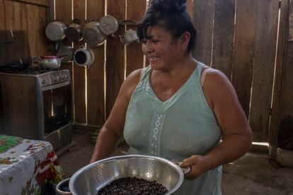 Victoria Huamán, agricultora en el Bosque de Protección Alto Mayo, en Perú, con la semillas buenas de café que ha recolectado.