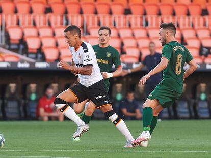 Rodrigo Moreno, en un partido con el valencia el pasado julio ante el Athletic en San Mamés.