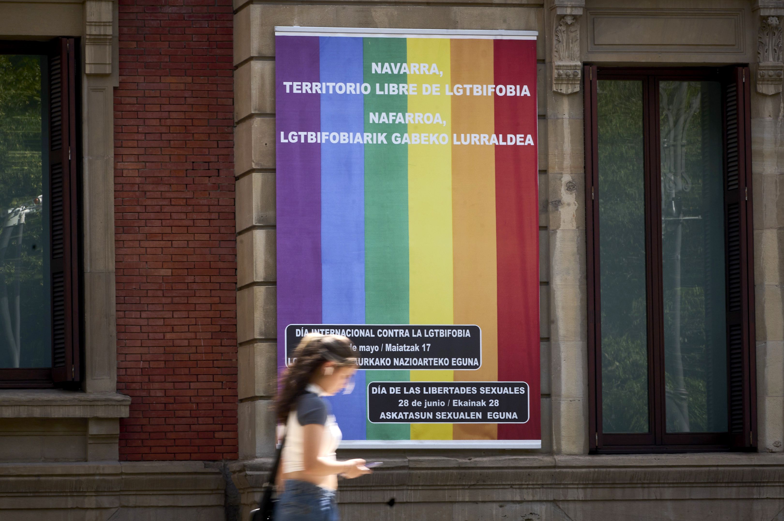 Lona en apoyo del colectivo LGTBIQ+ en la fachada del Parlamento de Navarra este miércoles.