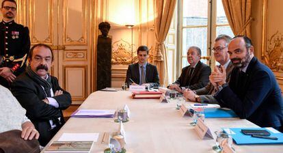 El líder sindical Philippe Martinez (izquierda) y el primer ministro francés, Édouard Philippe (primero por la derecha), en una reunión en París el pasado 26 de noviembre.