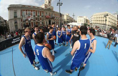 Uno de los partidos disputados ayer por la ma&ntilde;ana en medio de la Puerta del Sol.