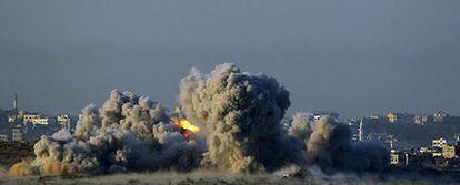 Explosiones producidas por los bombardeos aéreos israelíes registrados ayer en la ciudad de Gaza.