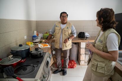 La misión humanitaria que implementa Acción contra el Hambre en la frontera sur de Honduras se produce en un contexto rural, donde no hay acceso a agua potable ni al sistema sanitario. “Desde que entran al país hasta que encuentran un refugio, los migrantes deben hacer un camino 75 kilómetros, muy peligroso por las fuertes lluvias y los abusos de los que son víctimas. Además, al tratarse de una zona de montaña, existe el riesgo de que contraigan muchas enfermedades infecciosas, como el dengue”, explica Nelson Moranga, coordinador de la ONG para Centroamérica.
En la foto, aprovecha para cocinar mientras conversa con la coordinadora de operaciones en Honduras, Luisa Sánchez, en la sede de la organización en Danlí.