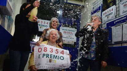 Celebración en la administración número 3 de Torrent (Valencia), donde se ha vendido íntegramente el primer premio de la Lotería del Niño, correspondiente al número 08654.