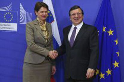 La primera ministra de Eslovenia, Alenka Bratusek (izda), y el presidente de la Comisi&oacute;n Europea (CE), Jos&eacute; Manuel Durao Barroso (dcha), posan ante los medios de comunicaci&oacute;n antes de celebrar una reuni&oacute;n en la sede de la Comisi&oacute;n Europea en Bruselas, el 9 de abril de 2013. 