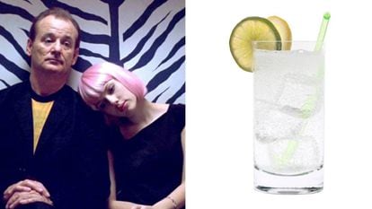 A la izquierda, una escena de la película 'Lost in Translation' y, a la derecha, un vaso de Vodka Tonic.
