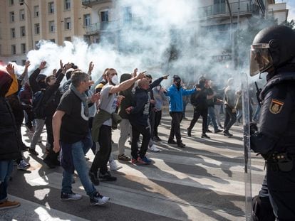 Manifestantes del sector del metal increpan a los antidisturbios de la policía, que estuvieron a punto de cargar, este jueves en Cádiz.