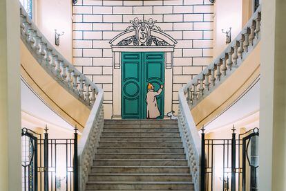 Escalinata del Círculo de Bellas Artes de Madrid, decorada con una imagen de Tintín.