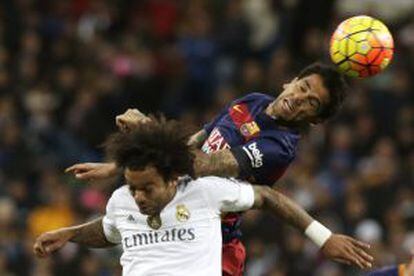 Alves le gana a Marcelo un balón aéreo.