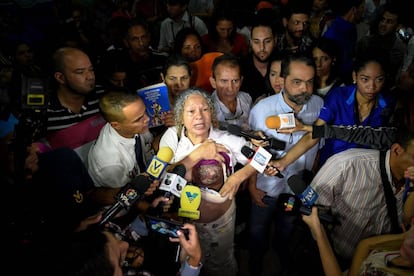 Elizabeth Salazar muestra su seno izquierdo a la prensa venezolana.