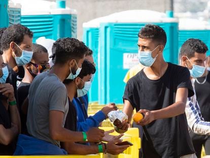 Decenas de migrantes permanecían el pasado lunes en el puerto de Arguineguín (Gran Canaria) tras cuatro días durmiendo en el suelo.