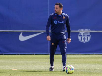 El técnico del FC Barcelona, Xavi Hernández, durante el entrenamiento de este domingo.