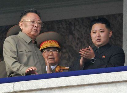 El líder norcoreano Kim Jong-il (i) y su hijo menor y heredero, Kim Jong-un (d) en un desfile militar con motivo del 65º aniversario de la fundación del Partido de los Trabajadores de Corea del Norte, en Pyongyang. Presentación oficial de Kim Jong-un como heredero del Brillante Camarada el 14 de octubre de 2010.